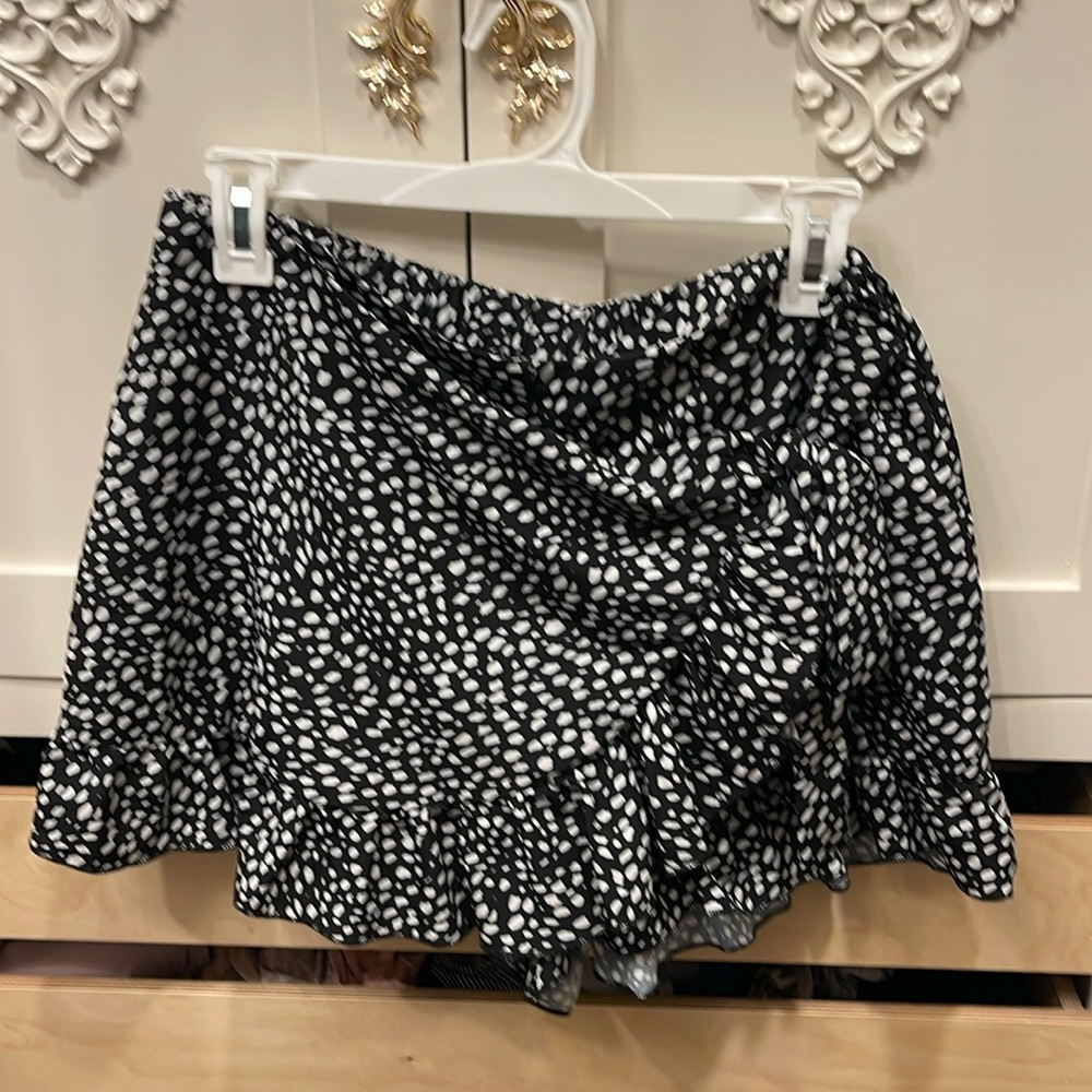 Short skort with a side tie.